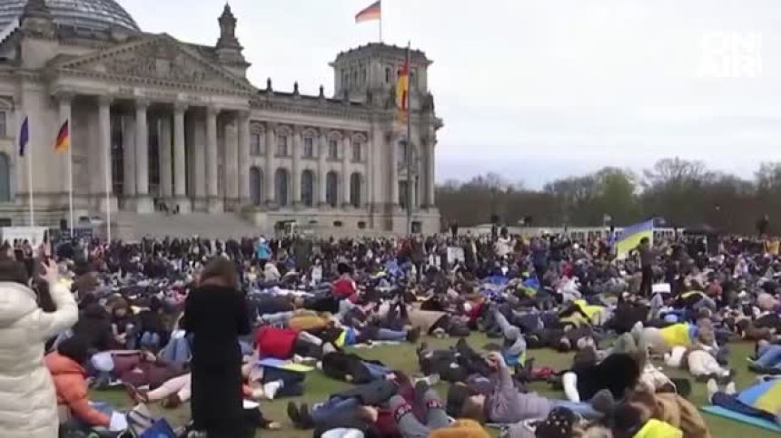 Хиляди легнаха пред парламента в Берлин в знак на протест срещу военните престъпления