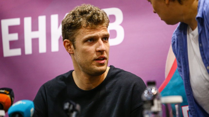 "Торонто Раптърс" официално представи Александър Везенков