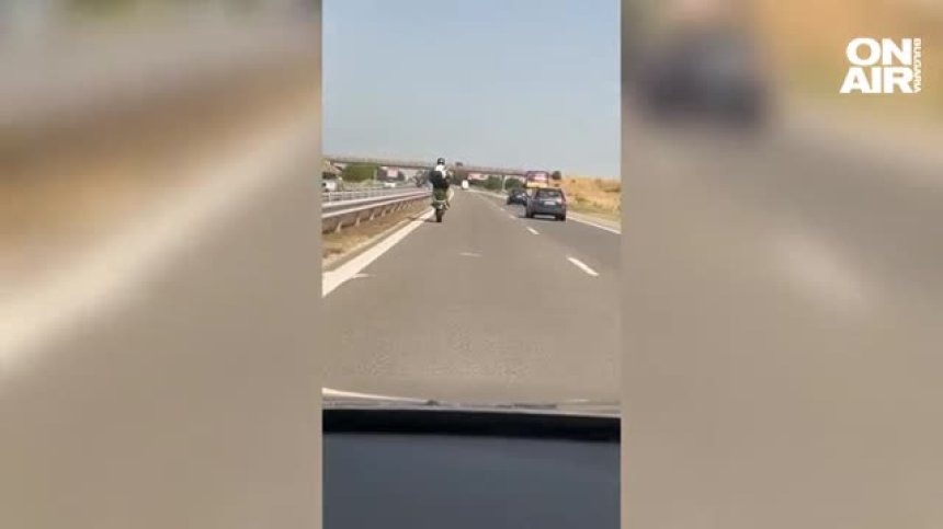 Опасен моторист лети на една гума по АМ "Тракия" (+ВИДЕО)