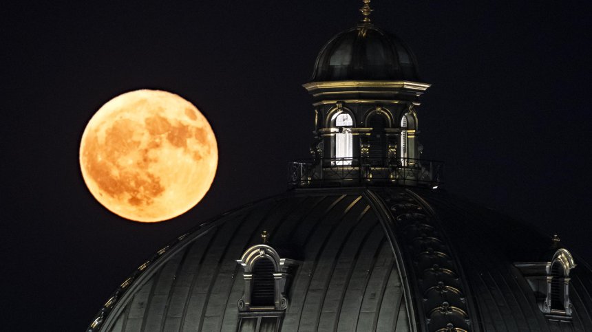 Ягодовата луна по света в СНИМКИ