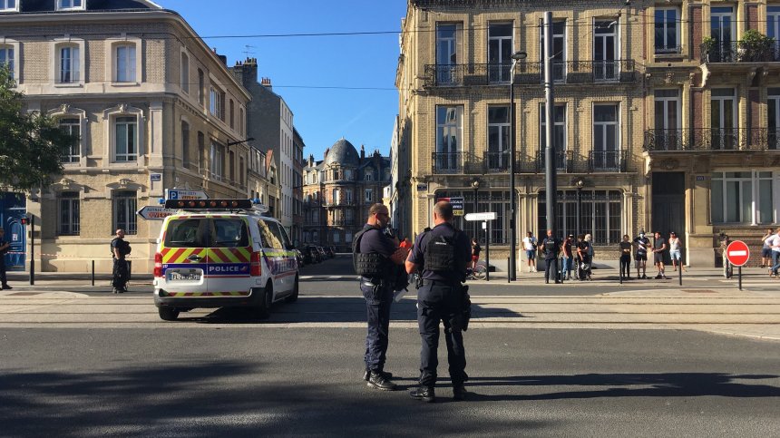 Въоръжен мъж държи заложници в банка във Франция
