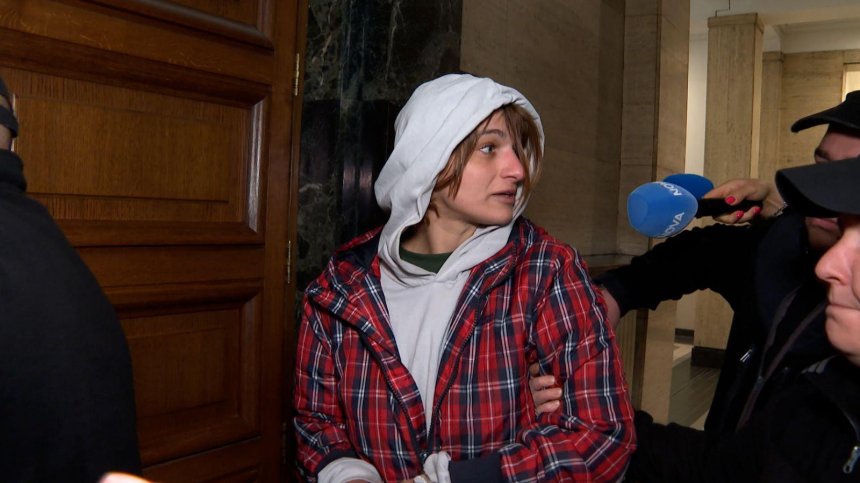 Прокуратурата настоява за психиатрично настаняване на жената, намушкала чужденци