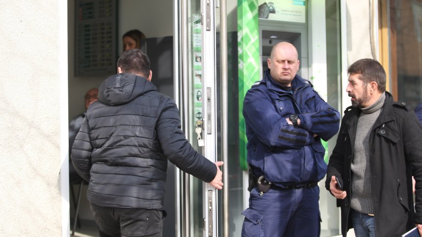 Банков обир посред бял ден в центъра на София (+СНИМКИ)