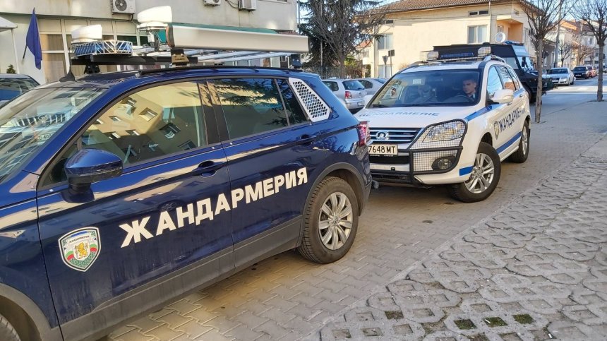 Задържаха мъж, превозвал 35 мигранти от Афганистан