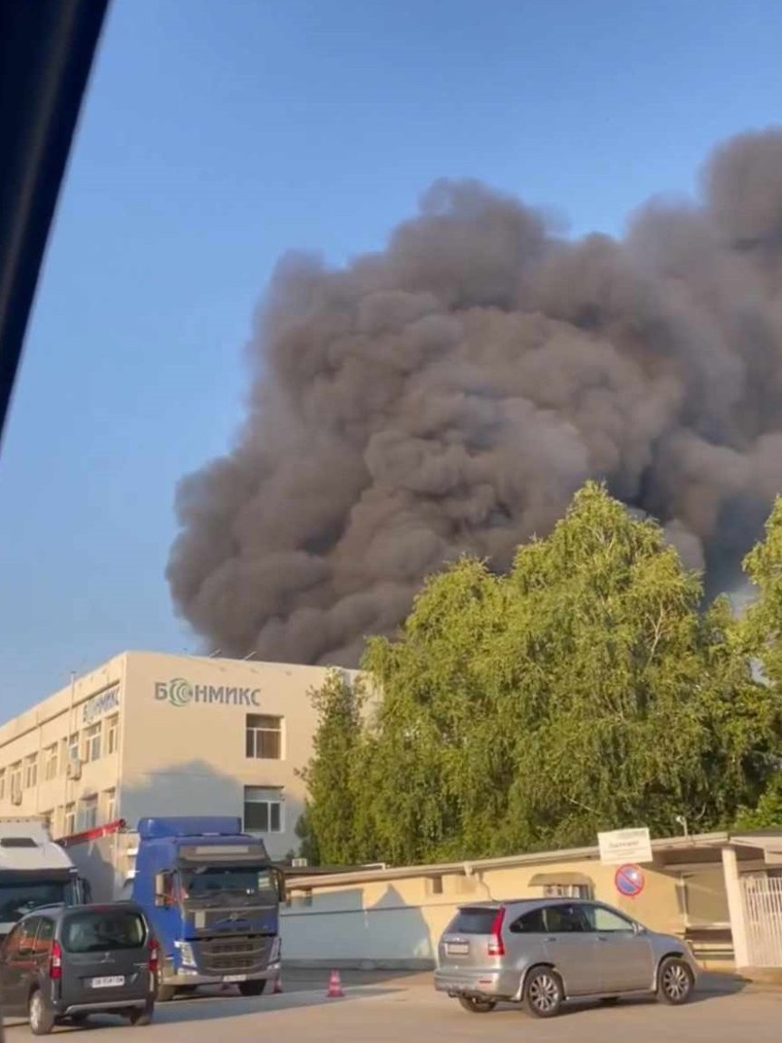 Голям пожар избухна във фабрика за фуражи в Ловеч 