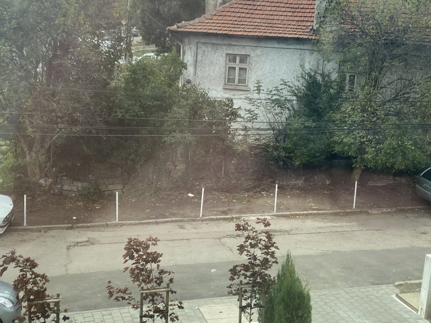 С риск да бъдат блъснати, пешеходци вървят по улица в 