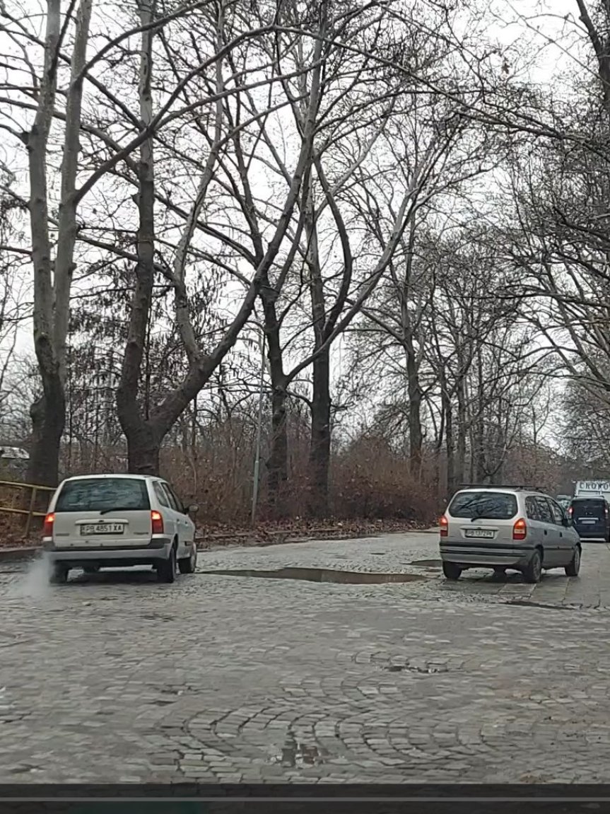 Пътят към пловдивска болница: На дупки, без асфалт, непочистен...