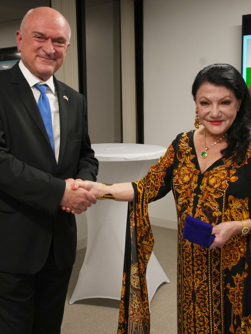 Главчев награди актрисата Ирина Малеева.