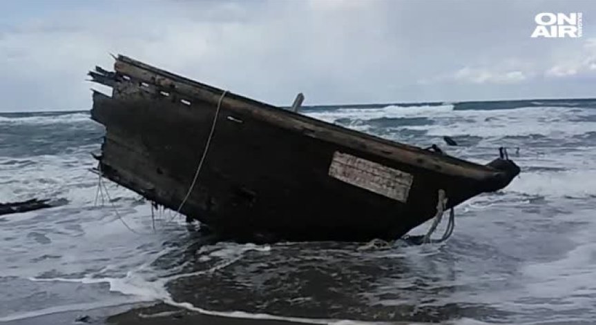 Призрачен кораб с останките на петима души изплува край Япония
