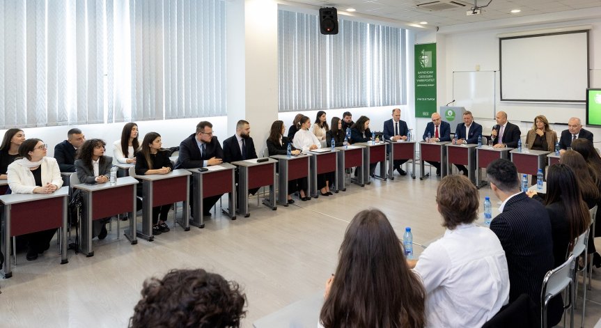 Радев към студенти: Образованият човек не може да се поддаде на манипулации на гладни за власт