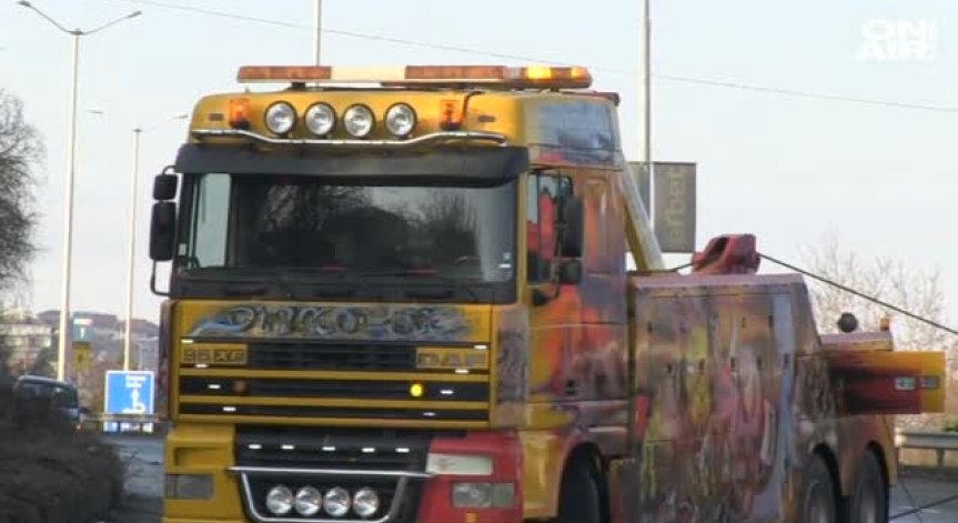 Румънски ТИР се преобърна и затвори движението към Дунав мост