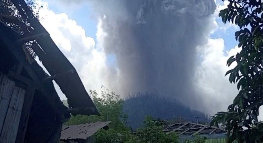 Вулканът Левотоби Лаки-Лаки в Индонезия изригна отново