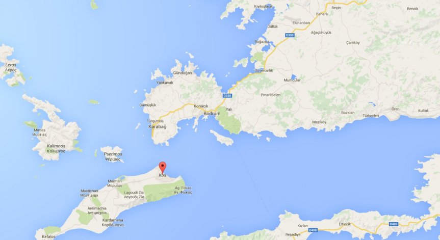 Лодка с бежанци се обърна до турския бряг