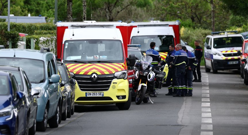 Училището било евакуирано, а ученици се укрили в класни стаи.