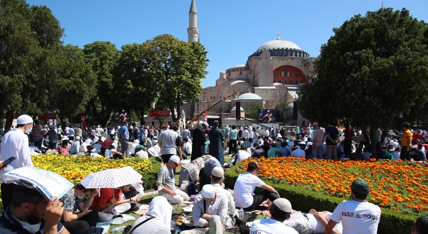 Траур в Гърция, свалиха християнските знамена заради 