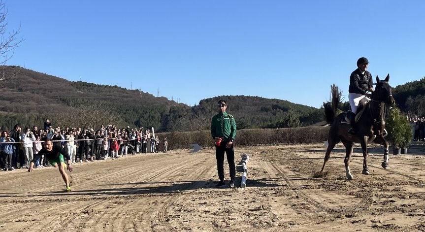 Фотофиниш: Атлет и кон завършиха наравно при надбягването в село Змейово