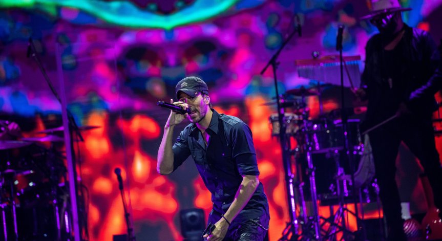 Енрике Иглесиас разкри какво мисли Анна Курникова за целувките с фенките му