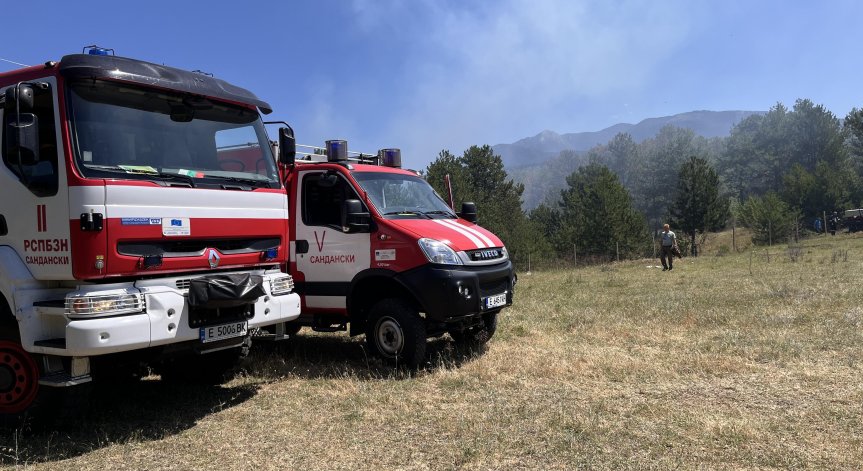 Работата по овладяване на огъня продължава и в момента.