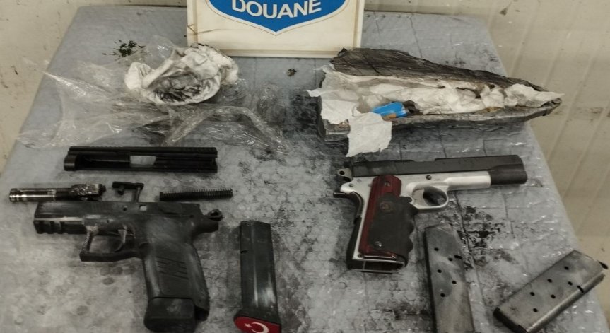 Турски гражданин опита да пренесе бойни пистолети през 