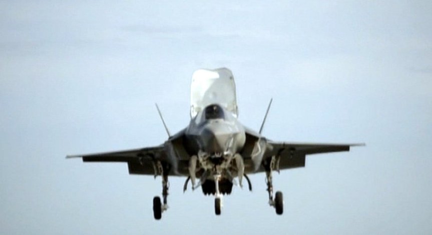 Били Флин, тестов пилот на Lockheed Martin, представя F-35