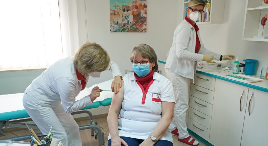 Германия ускорява ваксинирането с AstraZeneca, безопасна е и за възрастните