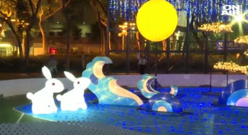 Хартиени фенери преобразиха небето над Хонконг