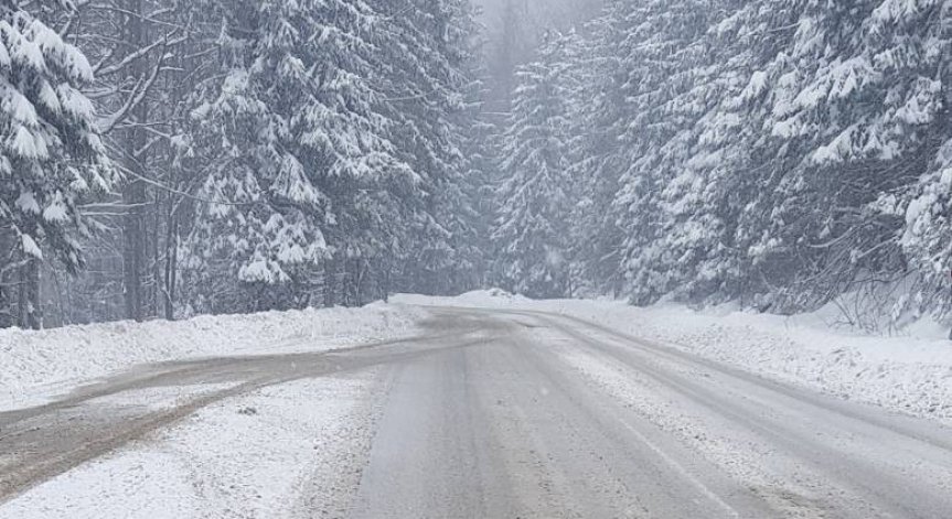 Повече от 850 снегопочистващи машини обработват републиканските пътища.