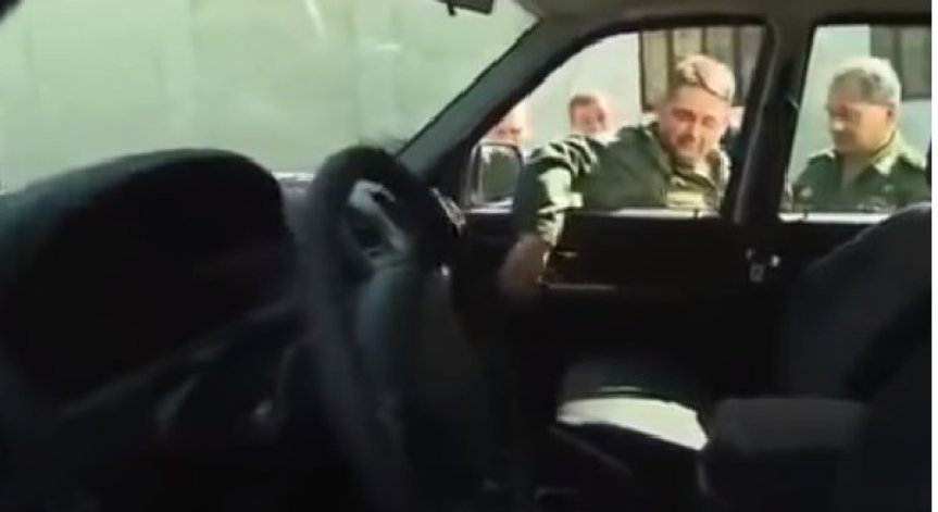 Генерал счупи дръжката на УАЗ-ка пред Путин