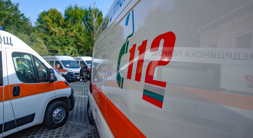 Пострадали са водачът на лекия автомобил и трима пътници - мъж и две жени.