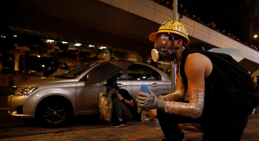 Нови сблъсъци между протестиращи и полиция в Хонконг