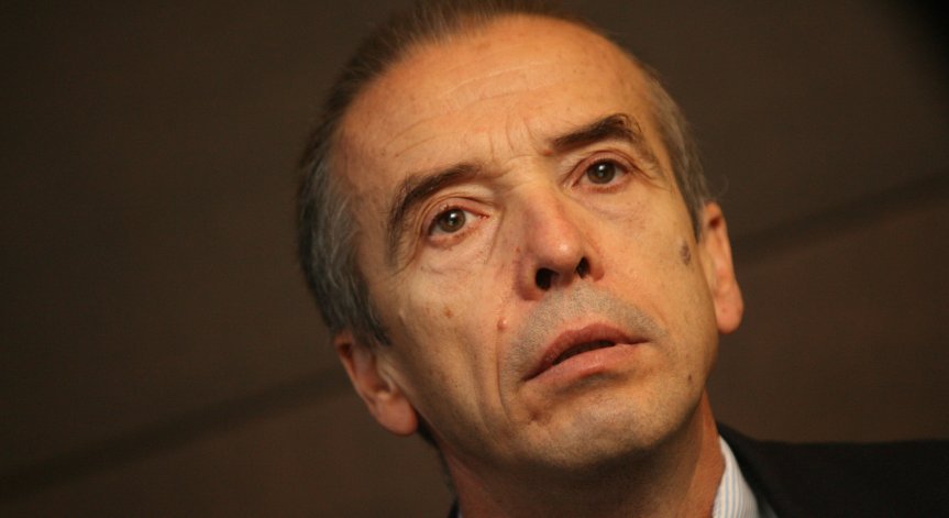 Мангъров: Децата да тръгнат присъствено на училище, но при затегната хигиена