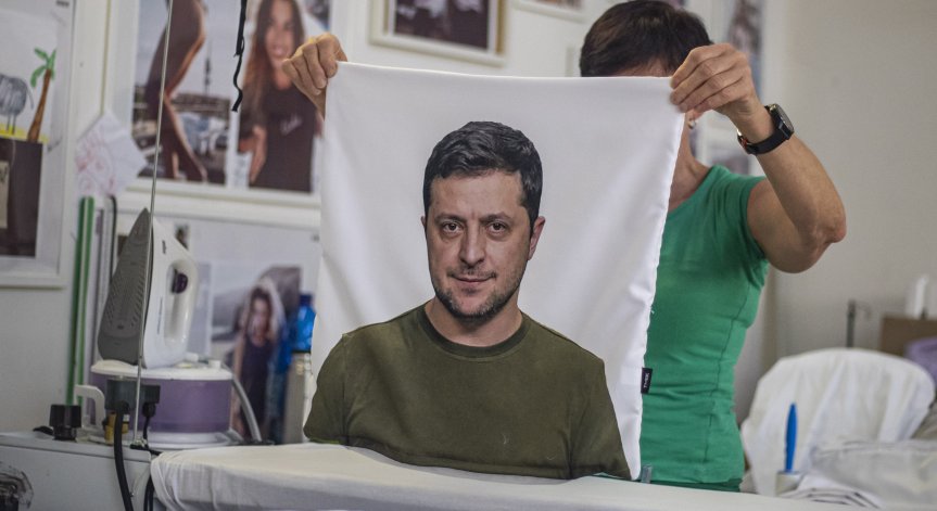 Спокойни сънища до Зеленски - възглавници с лика на президента се превърнаха в хит (+СНИМКИ)