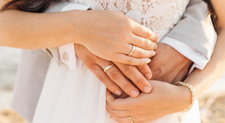 Мъж, оставил дъщеря си като бебе, се ожени за нея