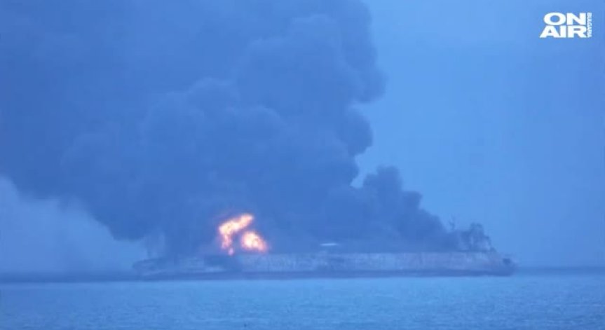 Повече от 30 души са в неизвестност след сблъсък между кораб и танкер