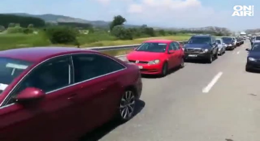 Километрична колона от автомобили се образува на "Кулата" (Обновена)