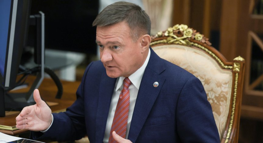 Според няколко руски медии до тялото му е намерен и неговият пистолет.