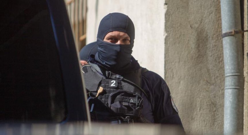 Разбиха мащабна група, занимаваща се с мигранти, подпомагана от служител на МВР