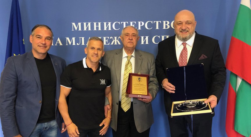 Кралев награди Никола Проданов за приноса му в спортната гимнастика