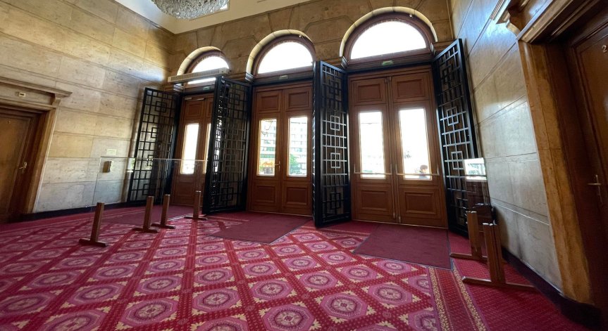 Металните решетки на входа на НС вбесиха 