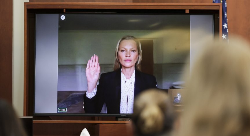 И Кейт Мос защити Джони Деп пред съда: Никога не ме е бутал по стълби