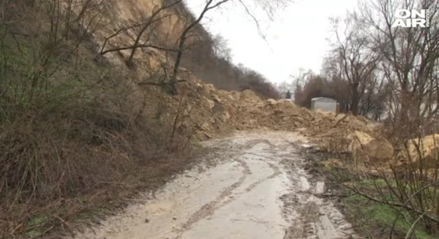 Опасно свлачище се активизира на брега на Дунав в Русенско