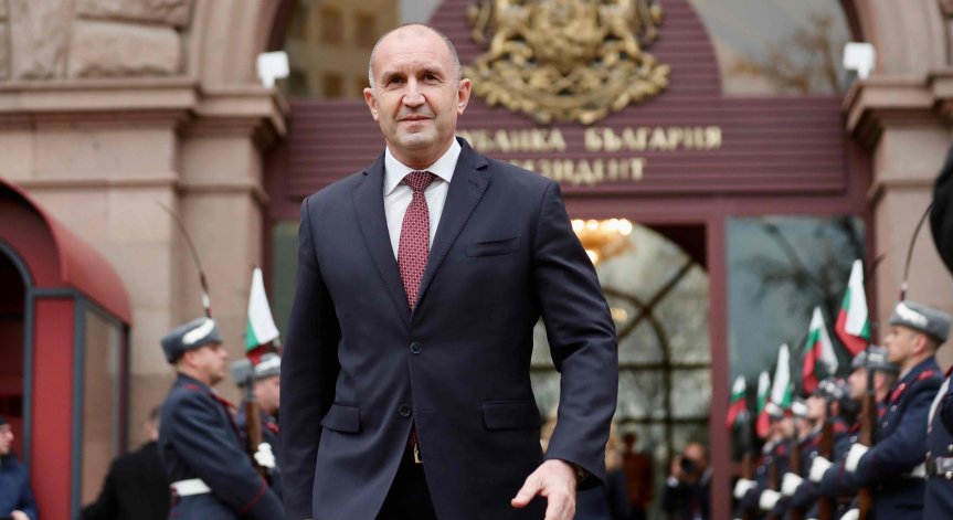 Румен Радев се регистрира за изборите - ето с кого ще се яви