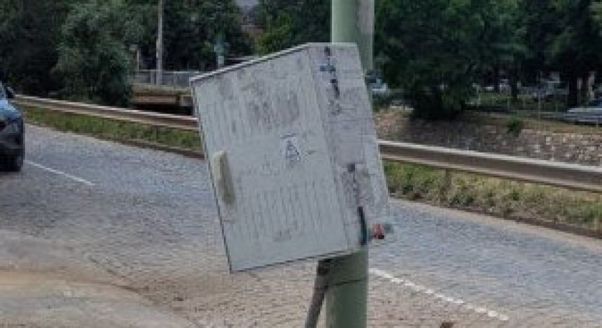 Опасно се накланя.