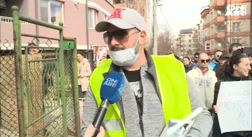Калцуни, маски... Стотици се разбунтуваха в  столичния квартал 