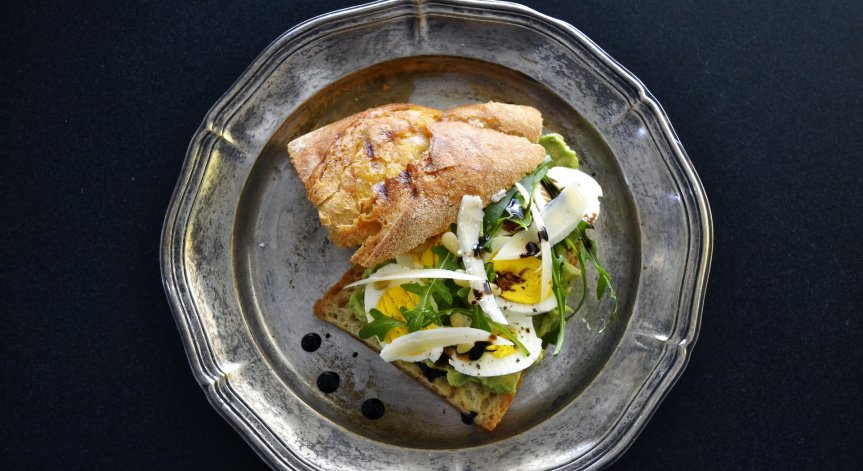 Как да приготвим перфектната разядка с яйца и сирене?