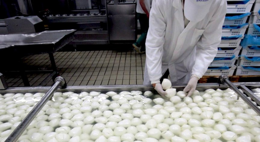 Китай налага 43% мита върху вноса на основни продукти от ЕС