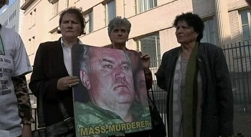 Оцелелите от Сребреница искат Младич да бъде осъден за геноцид