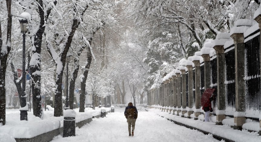 Полиция в Мадрид разгони бой със снежни топки в центъра на града