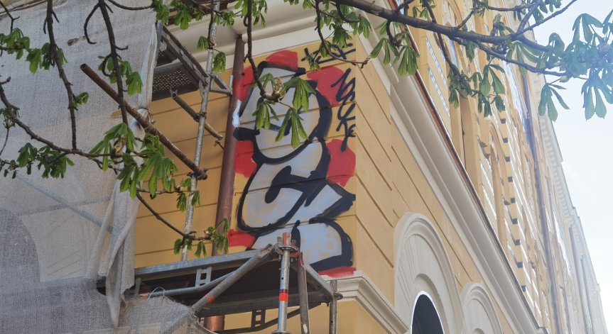 След ремонта: Вандали надраскаха фасадата на Богословския факултет в София