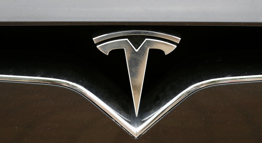 Полицейска Tesla остана без ток по време на гонка
